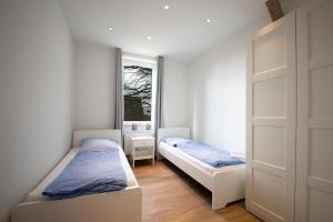 a bedroom with two beds and a window at Ferienwohnung BEA 3 in Rabenkirchen-Faulück