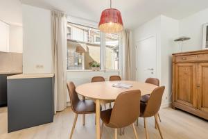 a kitchen and dining room with a table and chairs at Huyze Aïda in Bruges +12 photos