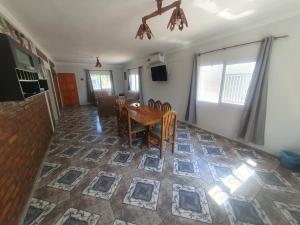 a living room with a table and a dining room at El Rincón de mis Abuelos in Albardón
