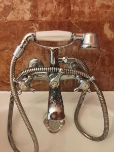 ein Waschbecken mit Wasserhahn in der Unterkunft Hôtel Chantaco Golf & Wellness in Saint-Jean-de-Luz