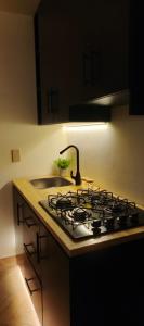 a kitchen with a stove and a sink at Confortable apartaestudio en Ipiales in Ipiales