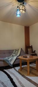 a living room with a couch and a coffee table at Confortable apartaestudio en Ipiales in Ipiales