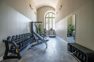 ein Fitnessstudio mit Laufbändern in einem Raum in der Unterkunft Combo Torino in Turin