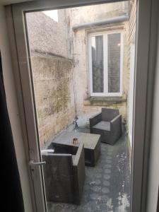 an empty room with a door and a window at superbe t2 centre de cognac in Cognac
