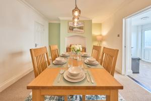 a dining room with a wooden table and chairs at Cosy Peak District Cottage Walk to Town Centre in Fairfield