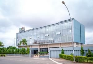 ein blaues Gebäude mit einer Straßenlaterne davor in der Unterkunft Seen Ran Hotel Bouake in Bouaké