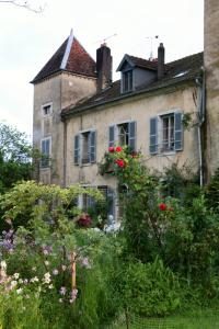 an old house with flowers in front of it at Chateau Chemilly in Chemilly