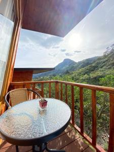 a table on a balcony with a view of the mountains at La Cima Bachué in Ubaque