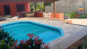 a swimming pool in a yard with a patio at Estação lazer e Eventos in Mairinque