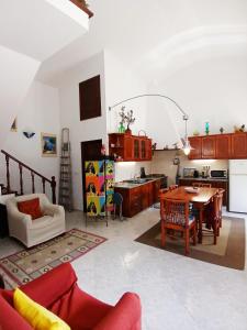 a living room with a table and a kitchen at Campo de Oleandros in Lourinhã +31 photos