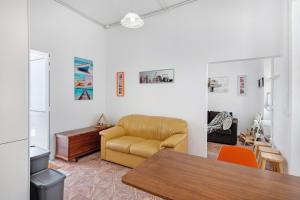 a living room with a couch and a table at vv Rincón Solaris in Tijarafe