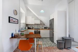 a kitchen with a wooden table and orange chairs at vv Rincón Solaris in Tijarafe