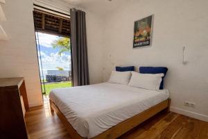 a bedroom with a large bed with a window at Villa Canonniers - Pieds dans l'eau à Grand Baie in Pointe aux Canonniers +34 photos