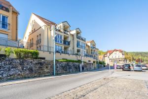 a street with buildings on the side of a road at Ferienwohnung Elbufer 3a in Stadt Wehlen