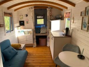 a small kitchen and dining area of a tiny house at Pipowagen Utewyn in Reitsum