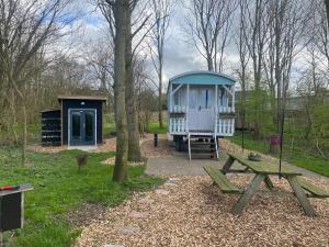 a out house and a picnic table in a park at Pipowagen Utewyn in Reitsum +15 photos