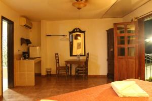 a room with a table and a mirror and a kitchen at Don Pablo bed and breackfast in Copán Ruinas +84 photos