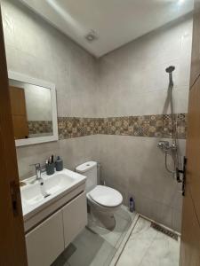 a bathroom with a toilet and a sink at Chambre avec WC privée pr 1p dans un appart partagé avec 1p in Sidi Maarouf