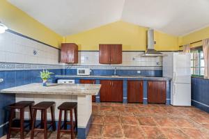 a kitchen with blue and yellow walls and a counter at vv Casa Rural El Pajar in El Pinar del Hierro