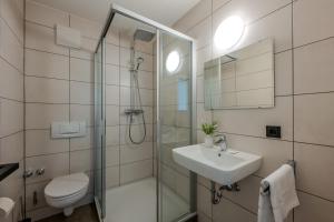 a bathroom with a shower and a sink and a toilet at Johouse Zingst Johouse Zimmer 01 in Zingst