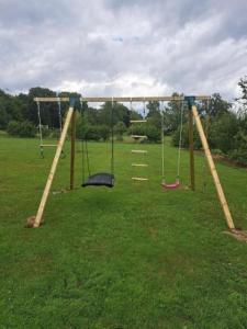 an empty swing set in a field of grass at B&B Hoeve Terwinghe in Gingelom