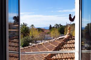 a bird standing on the roof of a building at Hôtel la Rotonde in La Croix-Valmer