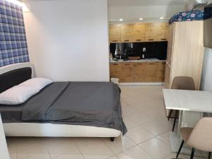 a small bedroom with a bed and a kitchen at Baywatch Apartmans in Brca