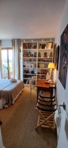 a bedroom with a bed and a desk and a table at Chambre "Bohème Chic" TramF direct aéroport gare StJean-Arret Station Alfred de Vigny 5mn de l appartement Parking gratuit in Mérignac