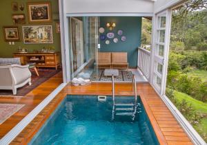 a swimming pool in the middle of a house at Pousada Rabo do Lagarto in Pedra Azul