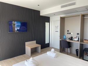 a hotel room with a bed and a desk at R Lapsi Guesthouse in Siġġiewi