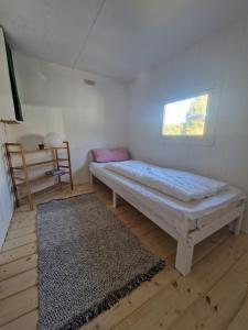 a bedroom with a bed and a window and a rug at Mobilheim am Hafen in Gager