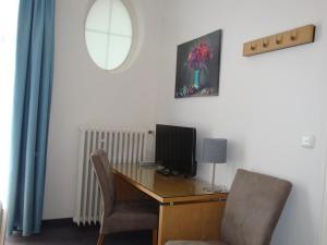 a room with a desk with a computer and a chair at Hotel Bellevue in Hameln