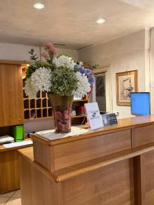 a vase of flowers sitting on top of a counter at Hotel Julia Trevi - Spagna in Rome