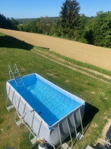 an overhead view of a swimming pool in a field at Ferienwohnung Wiener in Marchtring