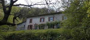 an old house on the side of a hill at Chambres d'hôtes Las Carbounieros in Auriac