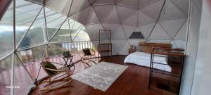 a room with a bed in a dome tent at Cinco Elementos Glamping in Chiquinquirá +39 photos