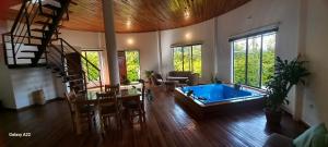 a large living room with a blue tub in the middle at Cinco Elementos Glamping in Chiquinquirá