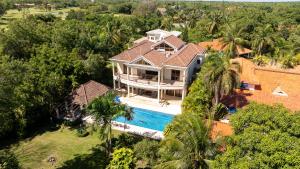 an aerial view of a house with a swimming pool at Villamorametro in Juan Dolio