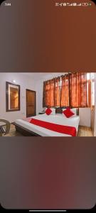 a bedroom with a large bed with red pillows at Hotel Manali Villa in Manāli +7 photos