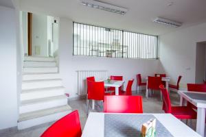 A seating area at Ostello della Gioventù Massimo Troisi