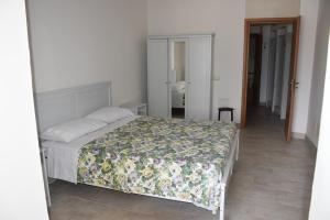A bed or beds in a room at Ostello della Gioventù Massimo Troisi