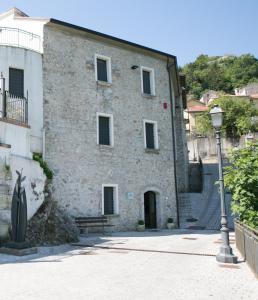 The building in which a hosteleket is located