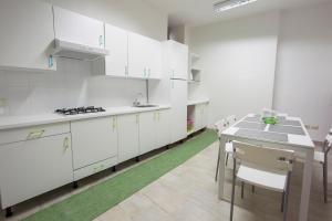 Virtuvė arba virtuvėlė apgyvendinimo įstaigoje Ostello della Gioventù Massimo Troisi