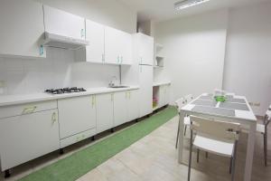 A kitchen or kitchenette at Ostello della Gioventù Massimo Troisi
