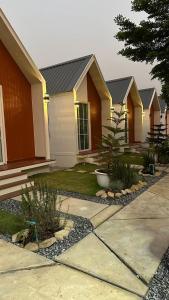 a row of houses in front of a house at Bann sawnMBNA in Ban Mae Pha Haen
