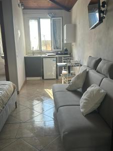 a living room with a couch and a kitchen at L'Ulivo in Formia