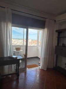 a room with a view of a room with a window at T2 A 150 m de la plage in Armação de Pêra