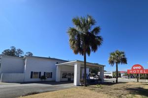 a palm tree in front of a one hotel at OYO Hampton South Carolina Hwy 278 in Hampton-Varnville Airport