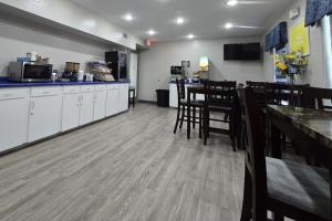 a restaurant with a kitchen with tables and chairs at OYO Hampton South Carolina Hwy 278 in Hampton-Varnville Airport