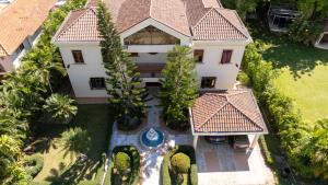 an aerial view of a house with a pool at Villamorametro in Juan Dolio